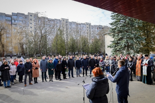 На фасаді Івано-Франківського ліцею № 10 відкрили пам'ятну дошку захиснику Ігорю Ходаку