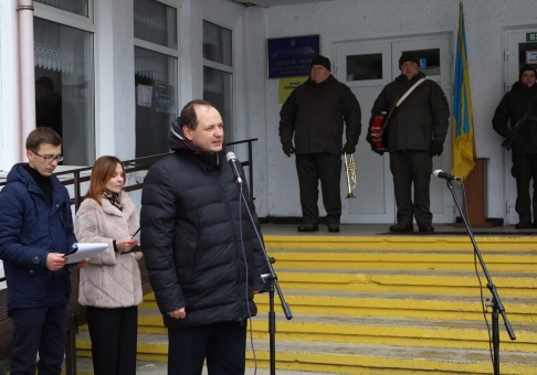 На фасаді ліцею №18 відбулось відкриття ще двох анотаційних дощок загиблим захисникам України - Андрію Клюбі та Тарасу Баторику!