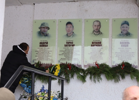 На фасаді ліцею №18 відбулось відкриття ще двох анотаційних дощок загиблим захисникам України - Андрію Клюбі та Тарасу Баторику!