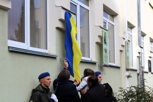 На фасаді Ліцей 6 імені Івана Ревчука відкрили анотаційну дошку Захиснику України Роману Мельниковичу