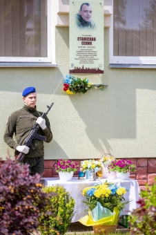 На фасаді 6-го ліцею відкрили ще одну дошку загиблому захиснику - Станіславу Сенику