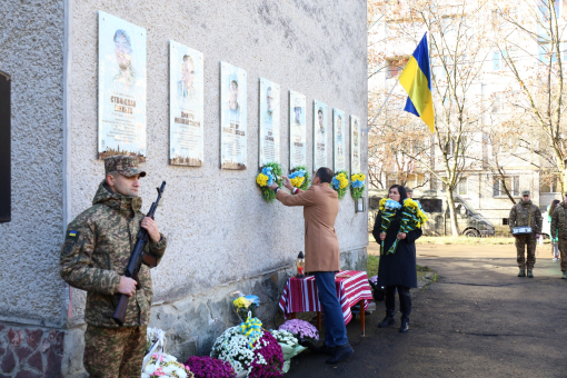 На фасаді Ліцею №22 Івано-Франківської міської ради відкрили та освятили пам’ятні дошки трьом випускникам