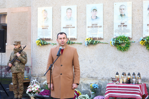 На фасаді Ліцею №22 Івано-Франківської міської ради відкрили та освятили пам’ятні дошки трьом випускникам