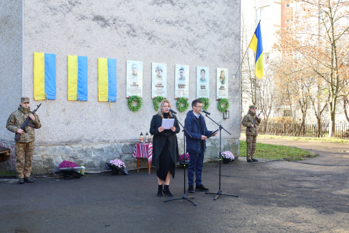 На фасаді Ліцею №22 Івано-Франківської міської ради відкрили та освятили пам’ятні дошки трьом випускникам