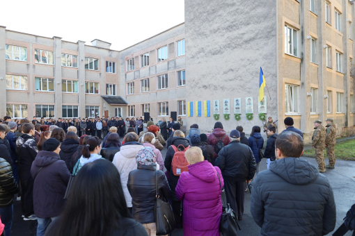 На фасаді Ліцею №22 Івано-Франківської міської ради відкрили та освятили пам’ятні дошки трьом випускникам