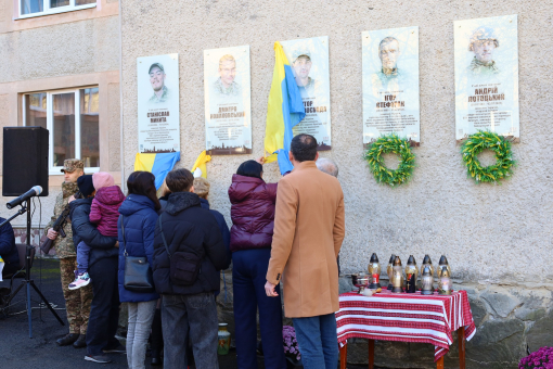 На фасаді Ліцею №22 Івано-Франківської міської ради відкрили та освятили пам’ятні дошки трьом випускникам