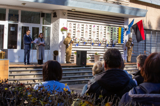 Відкрили та освятили пам’ятну дошку Захиснику України Павлу Яремі.