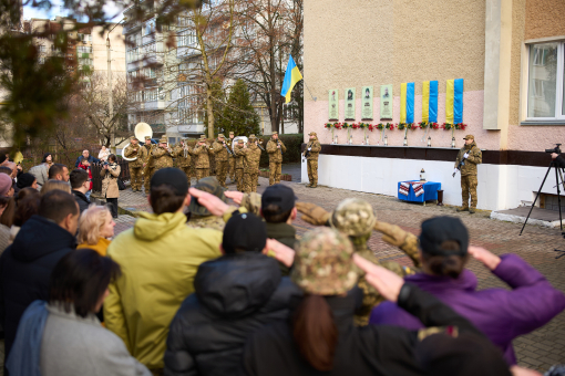 На фасаді ліцею №25 відкрили та освятили анотаційні дошки трьом українським Героям — Андрію Ванзіляку, Віктору Вирстюку та Володимиру Зіньку.