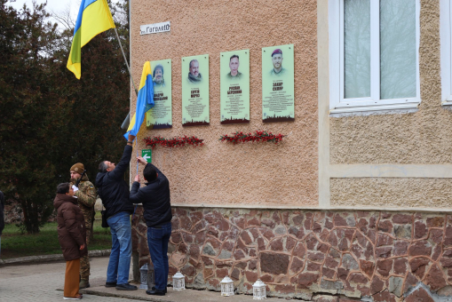 На фасаді Ліцей 20 Івано-Франківської міської ради відкрили та освятили памʼятні дошки двом загиблим випускникам – Андрію Липовецькому та Андрію Попику