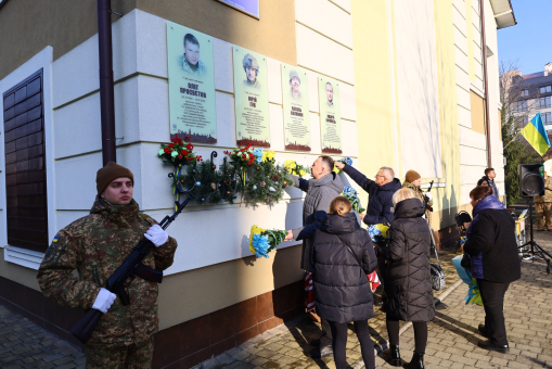 На фасаді Ліцею 16 відкрили та освятили пам’ятні дошки Андрію Куровцю та Василю Калинюку