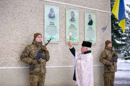 На фасаді Драгомирчанської гімназії відкрили та освятили анотаційну дошку Роману Курію — Захиснику України.