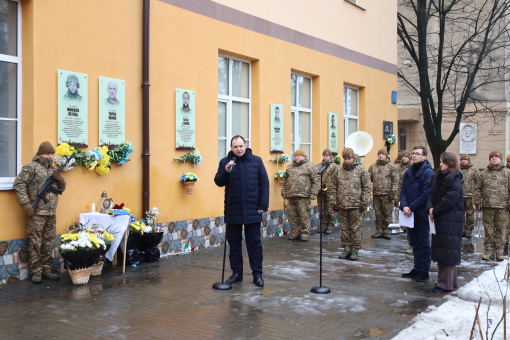 На фасаді Ліцею № 7 відкрили анотаційні дошки на честь двох українських Героїв — Тараса Ціника та Миколи Легіня.